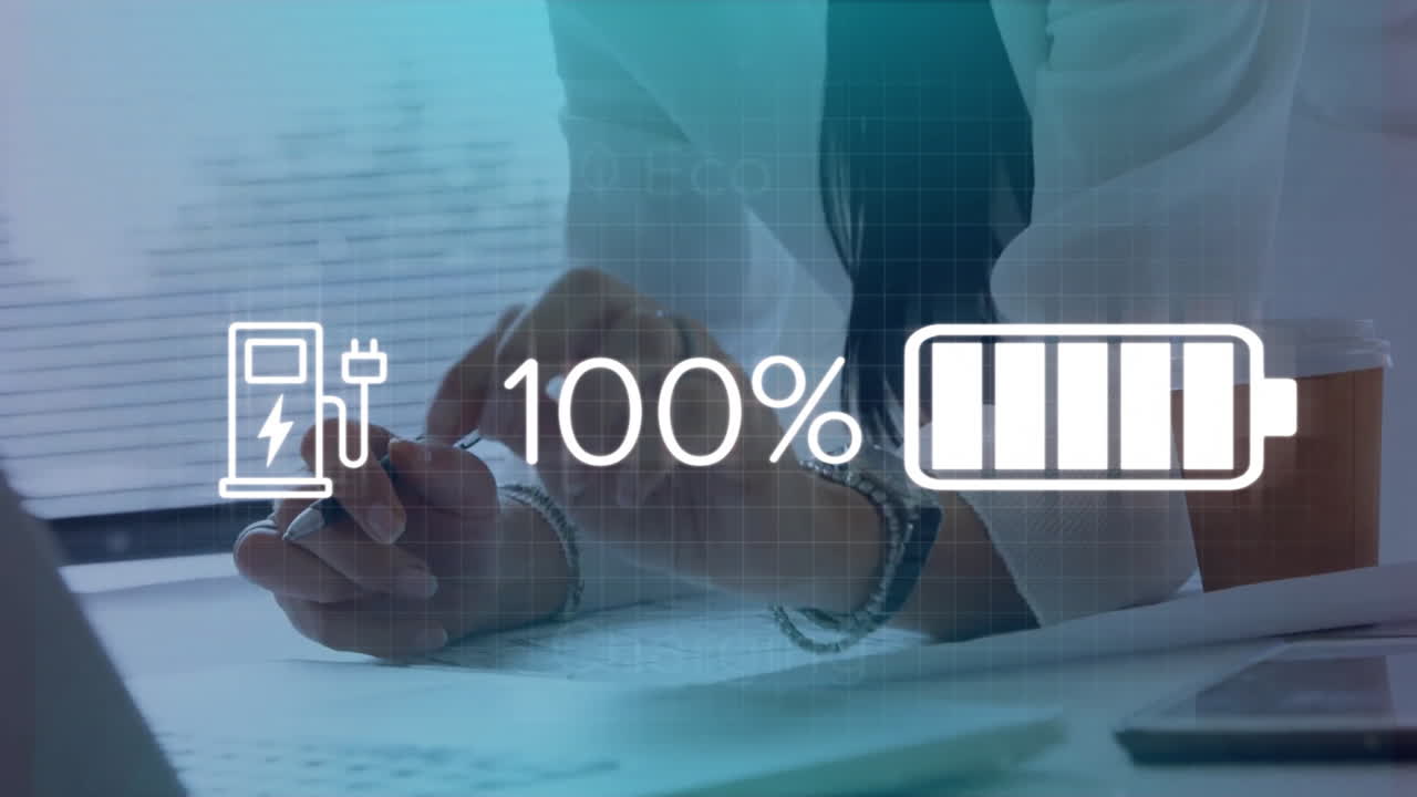 animación de números cambiantes, iconos, arquitectos caucásicos dibujando el plano del piso en el plano