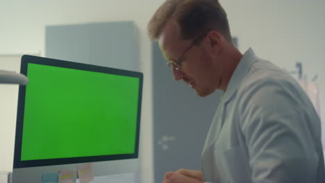 therapist working mockup screen computer checking patient lungs x-ray close up.