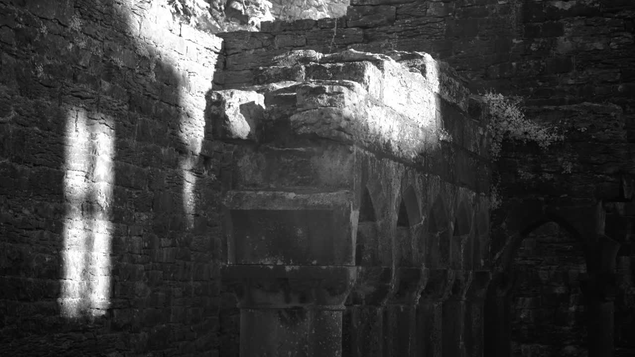 Filmagem dramática em infravermelho da luz solar entrando pelas janelas de uma antiga ruína de pedra, criando sombras e realces de alto contraste na alvenaria desgastada.