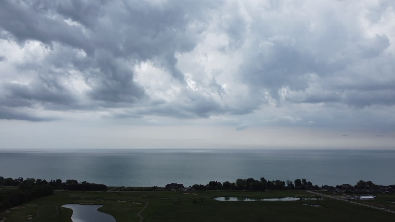 바다 위의 서사시적인 구름과 함께 숨을 쉬는 하늘의 공중 전망