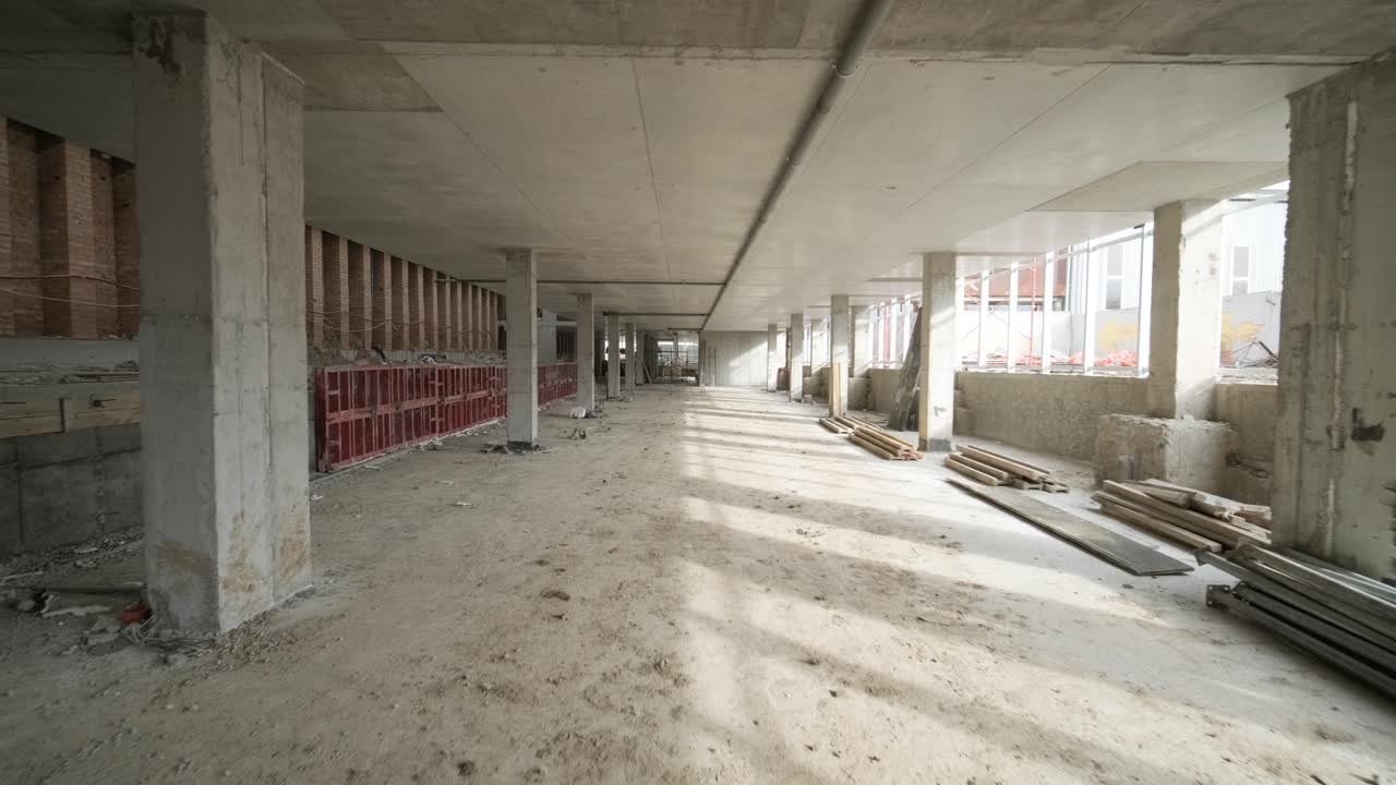 escena de un gran sitio de construcción de una oficina comercial