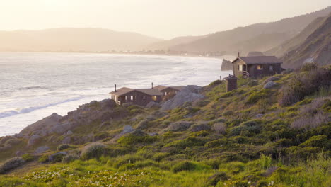 Hermosa-Vista-Panorámica-De-La-Barranca-Empinada-Y-Sus-Cabañas-Frente-A-La-Bahía-De-Bolinas-Y-La-Playa-De-La-Barranca-Empinada