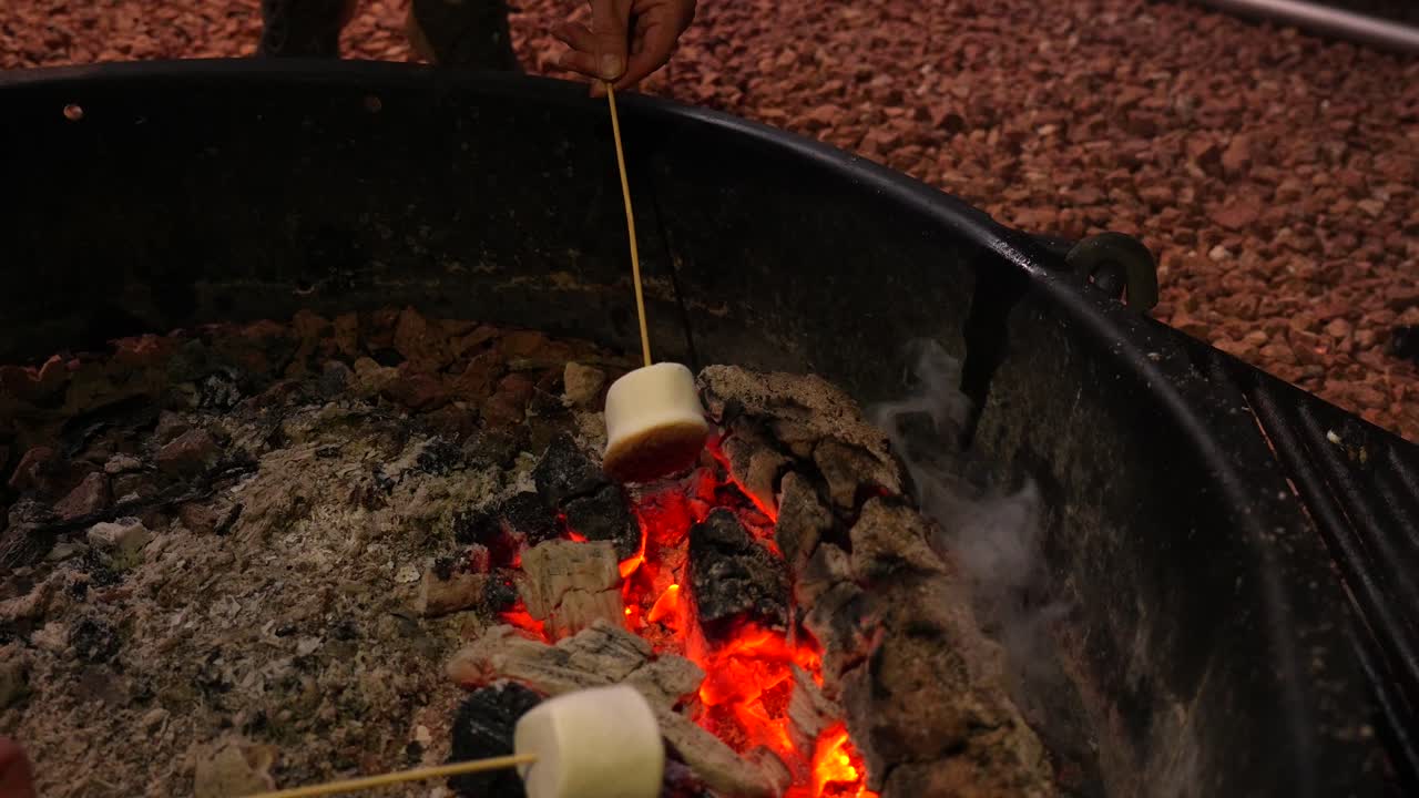 Gece Sıcak Bir Kamp Ateşinin Üzerinde Hatmi Kızartan Eller