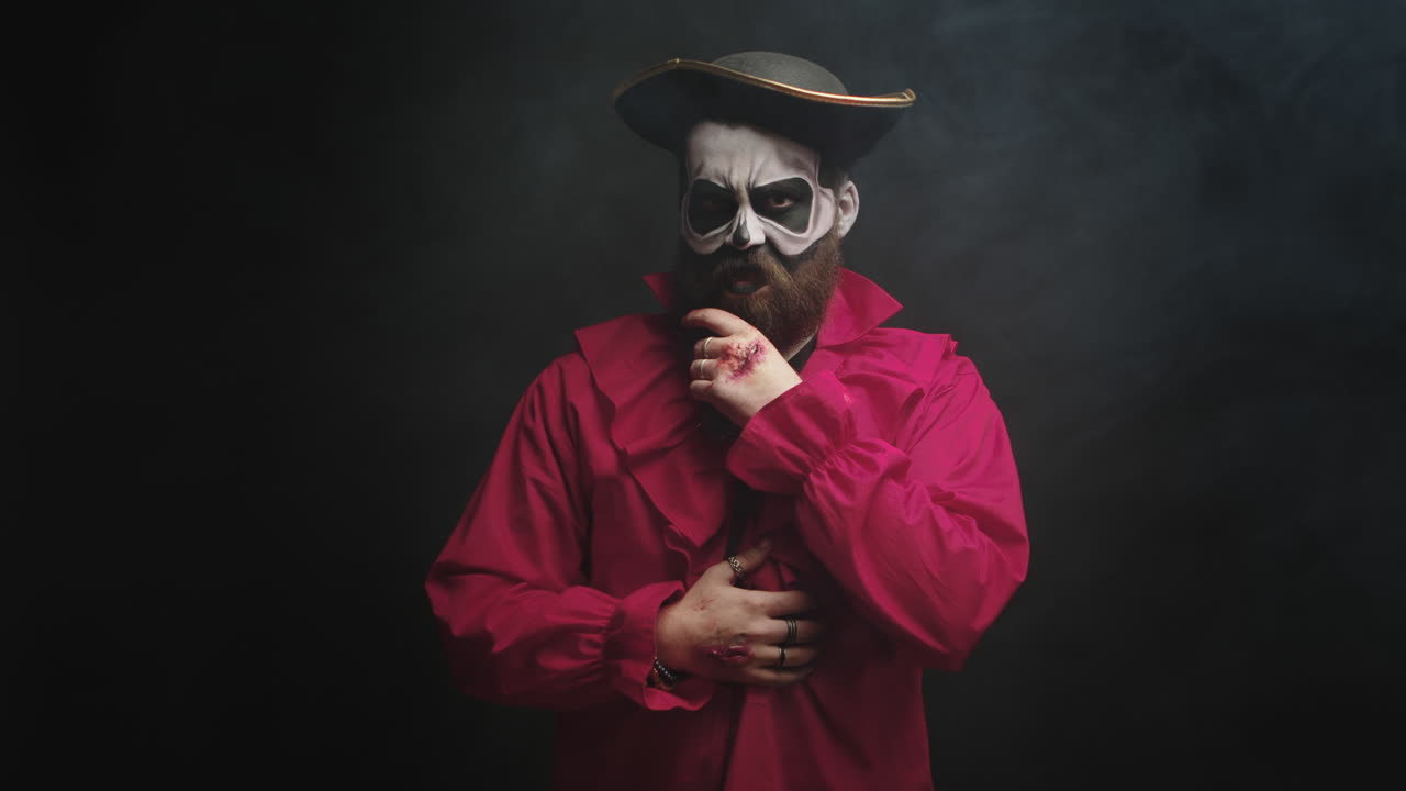 hombre vestido como un pirata aterrador en camisa roja y con un sombrero
