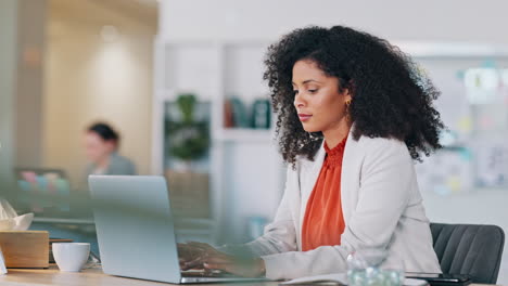 agente de bienes raíces escribiendo en una computadora portátil