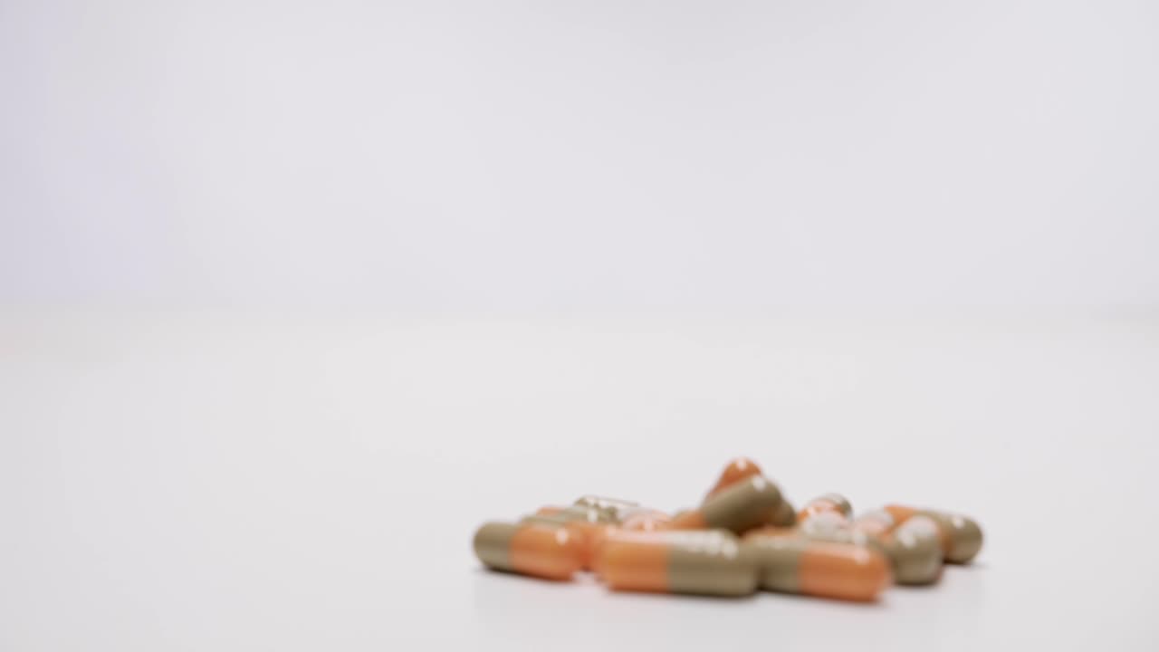 cápsulas médicas sobre fondo blanco. seguir el enfoque