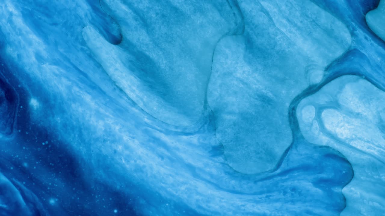 희석된 파란 잉크는 풍경, 파동 및 기하학적 모양의 추상적인 그림을 만니다.