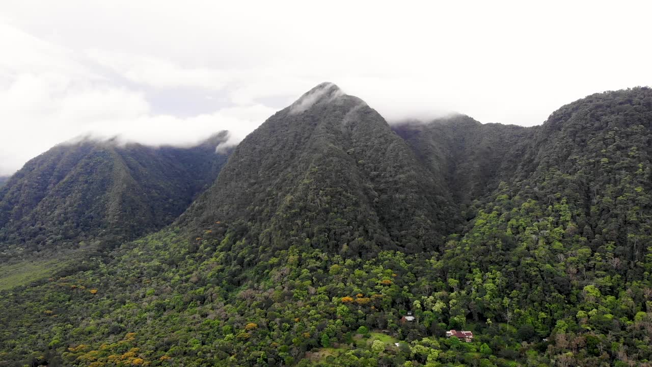 paredes del cráter volcánico del valle de antón en el centro de panamá remanente de un volcán extinto, toma panorámica aérea a la derecha