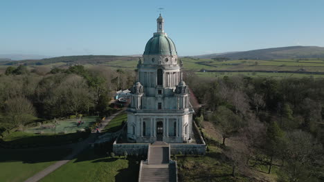 Ashton-Gedenkdenkmal-Im-Williamson-Park,-Lancaster,-Großbritannien.-Abziehbild,-Das-Die-Winterliche-Parklandschaft-Und-Das-Vollständige-Denkmal-Enthüllt