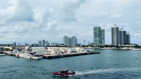 Yate-De-Lujo-Atracado-En-La-Bahía-De-Biscayne-Bay,-Fondo-De-Video-De-Vista-Aérea-De-Miami-|-Vista-Aérea-Estableciendo-Toma-De-Un-Astillero-De-Yate-Cerca-De-Un-Puente-En-El-Fondo-De-Video-De-La-Bahía-En-4k