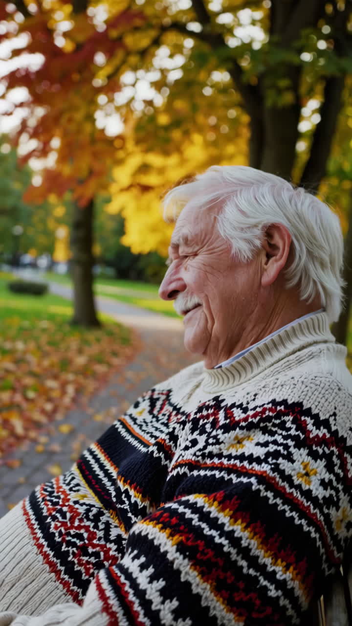 Uomo anziano nel parco autunnale