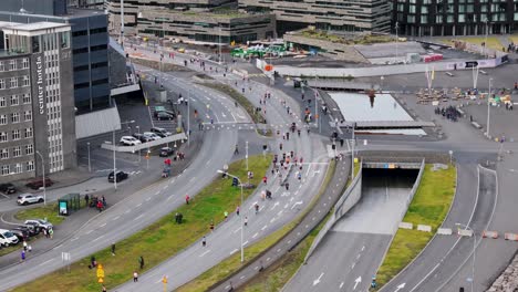 Stadtmarathon-Auf-Gesperrten-Straßen-In-Der-Hauptstadt-Reykjavik,-Luftaufnahme