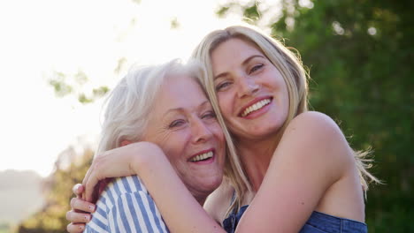 Retrato-De-Una-Madre-Sonriente-Con-Una-Hija-Adulta-Al-Aire-Libre-En-El-Parque-De-Verano