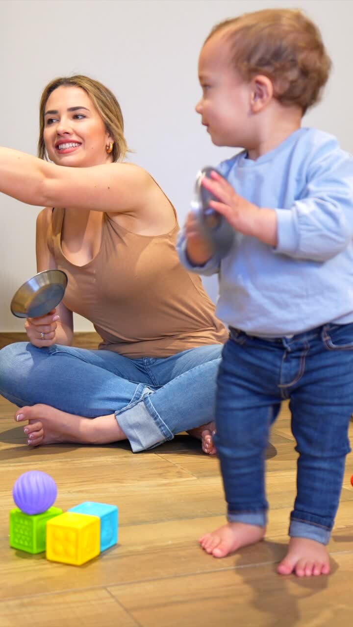 madre e hijo jugando con juguetes