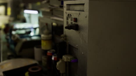 espacio de trabajo industrial con máquinas y equipos con poca luz