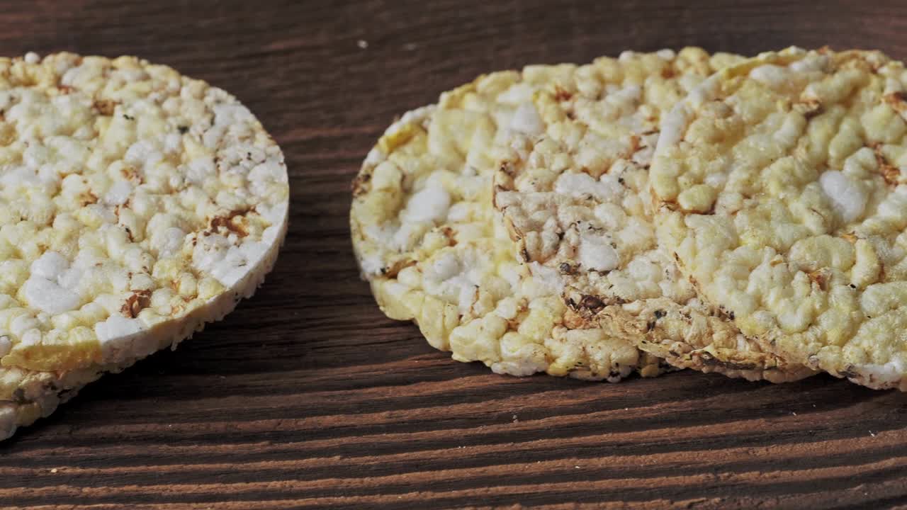 pan de maíz en la mesa de madera. comida saludable