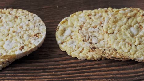 pan de maíz en la mesa de madera. comida saludable