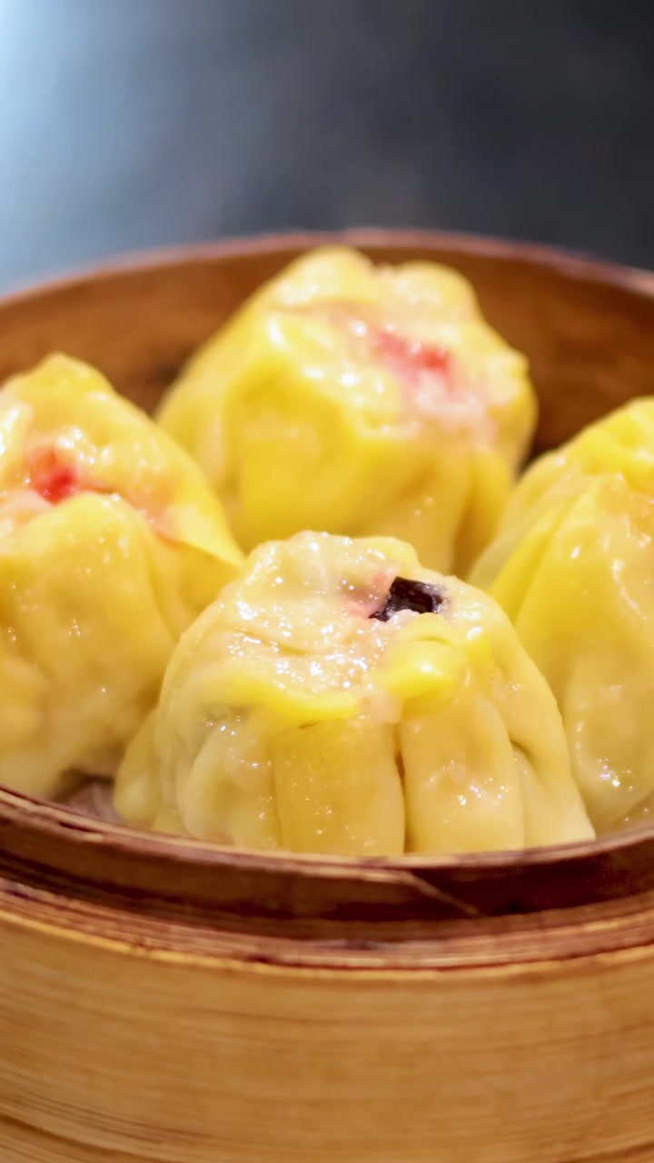 Dim sum dalam keranjang kukusan bambu