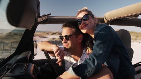 Pareja-Enamorada-Disfrutando-De-Tiempo-Libre-En-Un-Viaje-Por-Carretera-Juntos