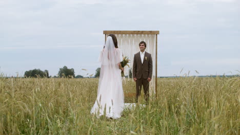 novio y novia en un campo de otoño