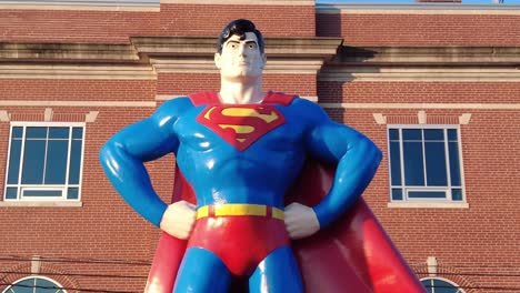 Estatua-De-Superman-En-La-Metrópolis-De-Illinois.