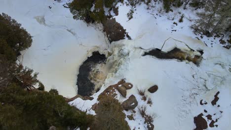 Erstaunliche-Aussicht-Auf-Den-Gefrorenen-Wasserfall-Mitten-Im-Wald-Von-Nord-Minnesota