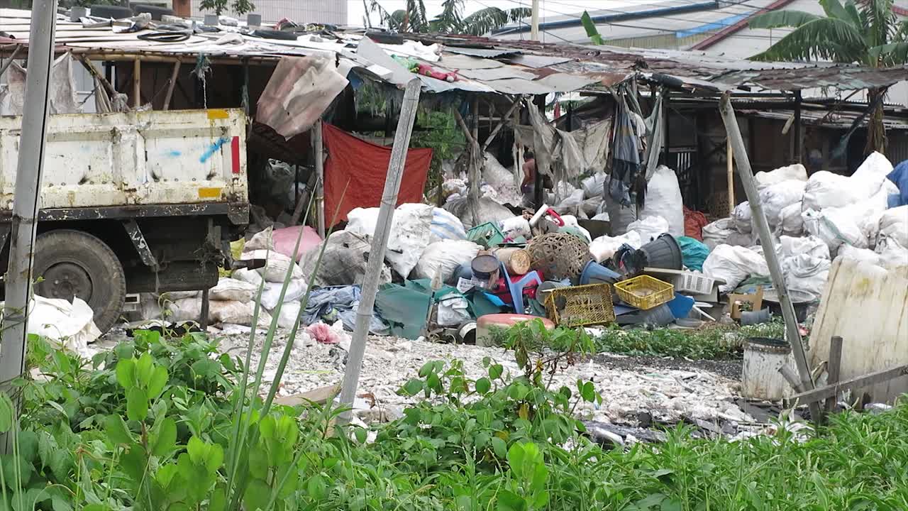 the life of scavengers in a remote place