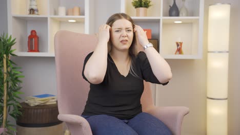mujer joven mirando negativamente a la cámara.