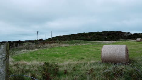 Landschaftswiese-Mit-Gerolltem-Strohheuballen-In-Offener,-Bedeckter-Britischer-Ackerlandlandschaft