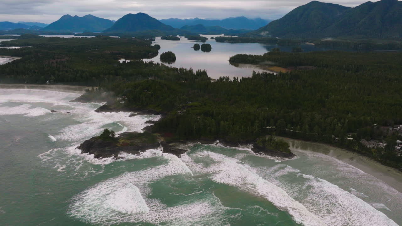 toma aérea de una playa en tofino, columbia británica, canadá