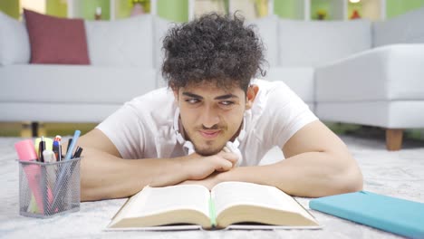 un primer plano de un estudiante pensativo.