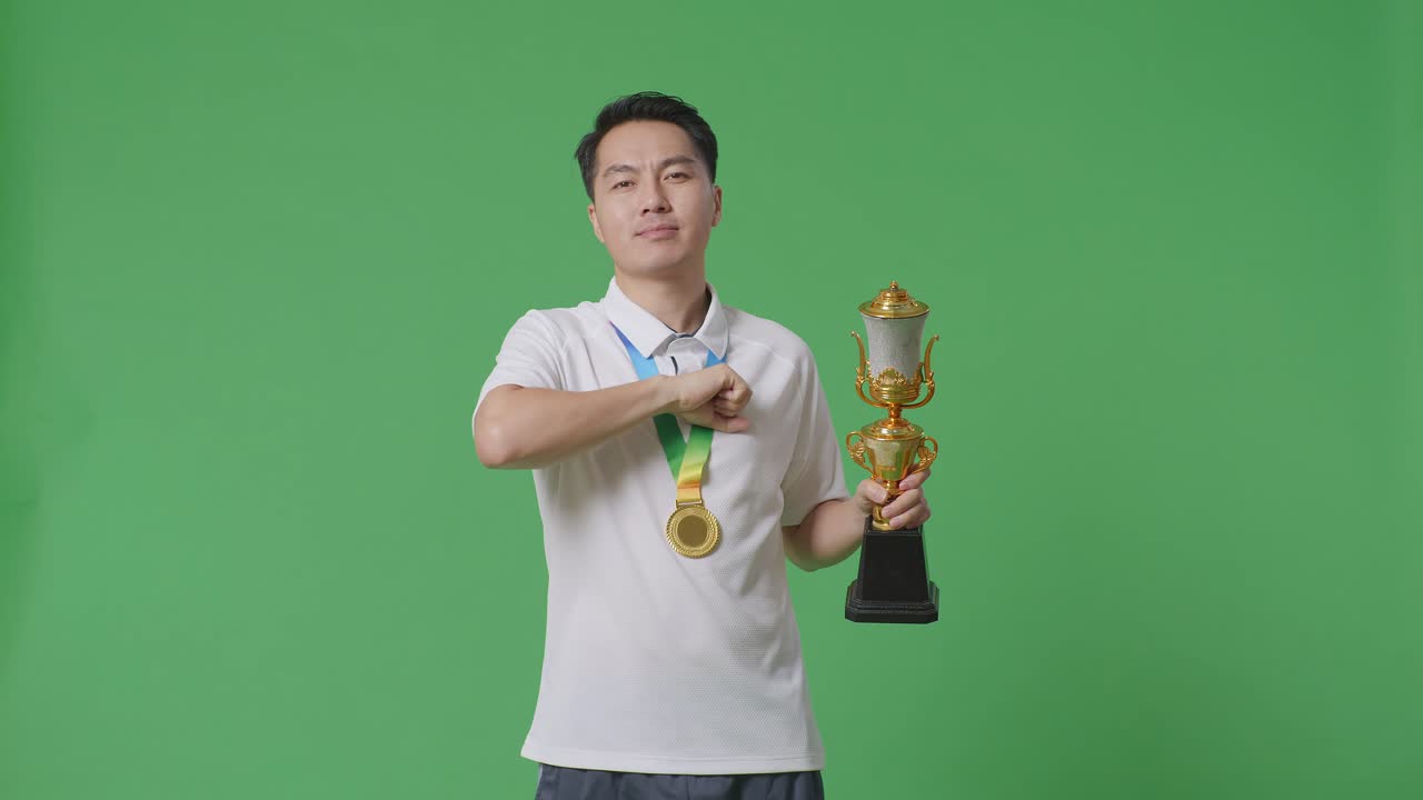 트로피 와 메달 을 들고 있는 사람