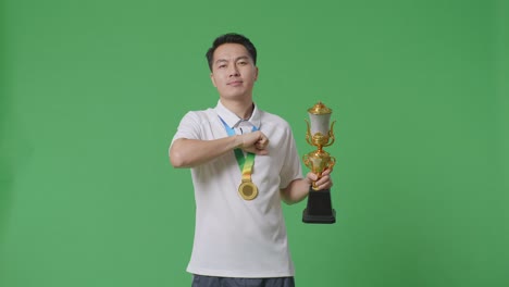 hombre con trofeo y medalla