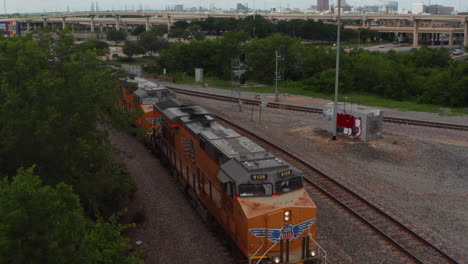 Adelante-Revelan-Un-Largo-Tren-Parado-En-La-Vía.-Vuela-Por-Encima-De-Tres-Potentes-Motores-Diésel-Que-Conducen-El-Tren-De-Mercancías.-Dallas,-Texas,-Nosotros