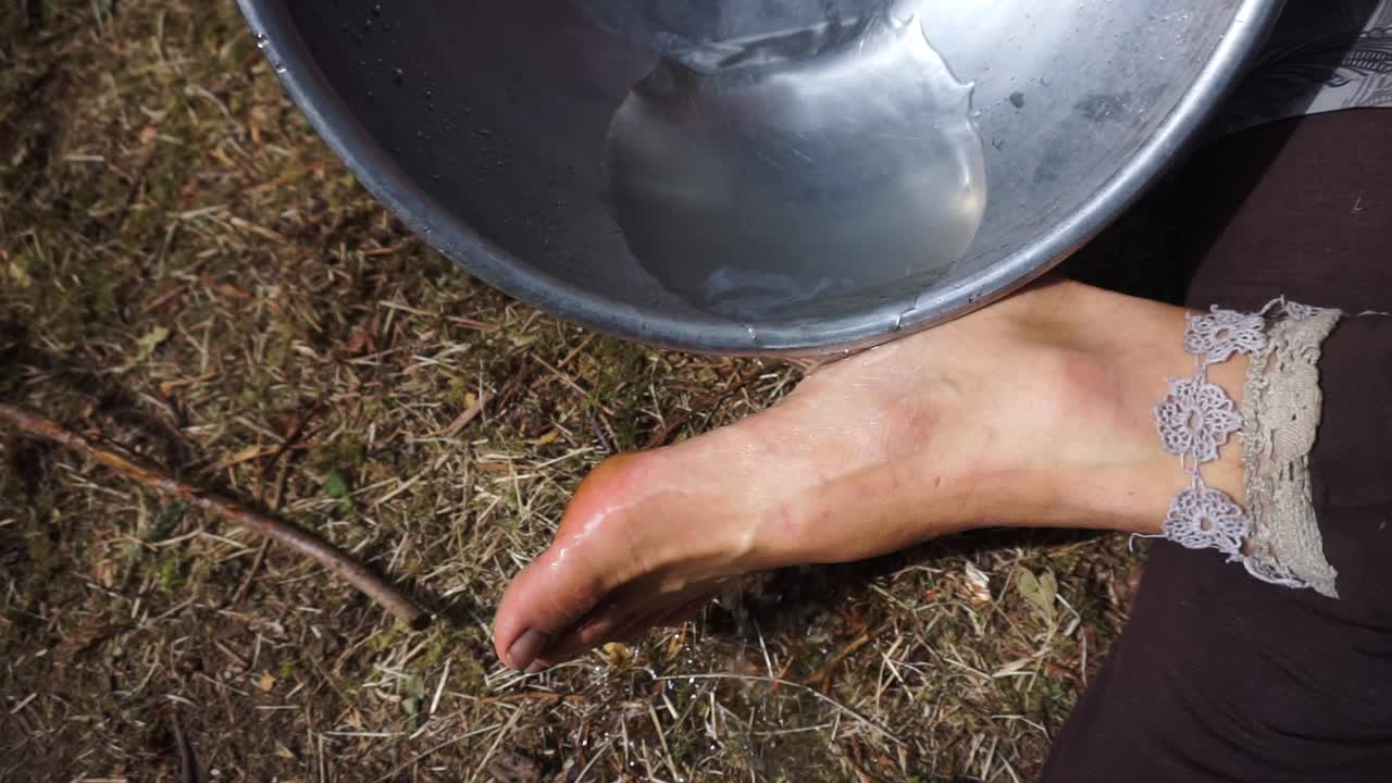 limpieza de pies sucios con ampollas y callos en el festival