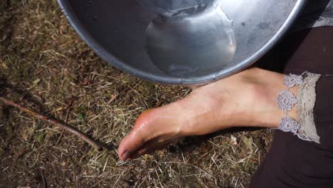 Limpieza-De-Pies-Sucios-Con-Ampollas-Y-Callos-En-El-Festival