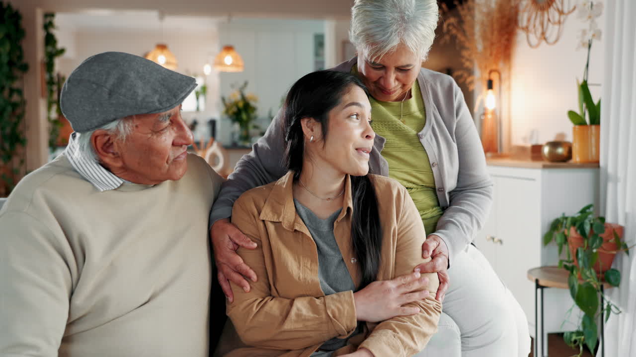행복 한 가족 순간: 할아버지 와 딸 이 함께 웃는 것