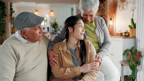 momento feliz de la familia: los abuelos y la hija comparten una risa