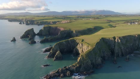 Drohnenpanorama-Der-Waterford-Küste-Irlands-Mit-Der-Natürlichen-Schönheit-Der-Comeragh-Bergkette