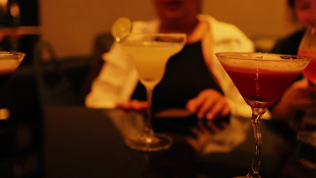 amici che si godono dei cocktail in un bar di bangkok