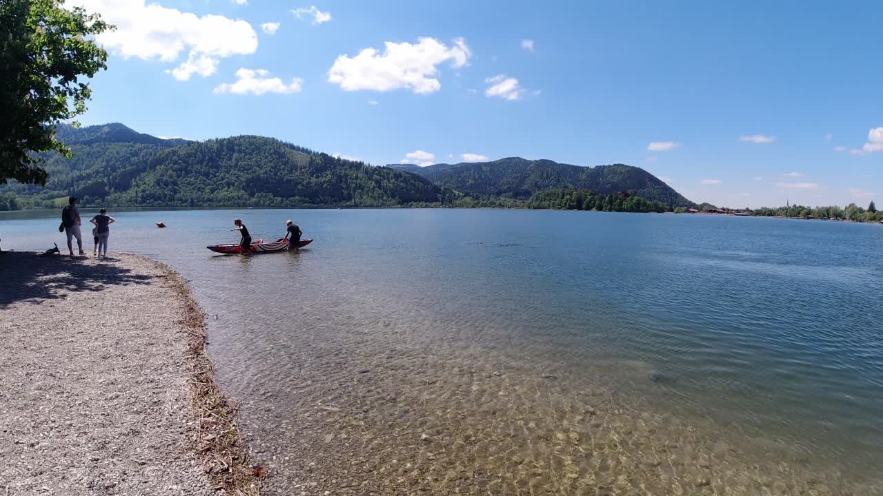 바이에른 뮌헨의 슐리에르제 호수 이 아름다운 호수는 2020년 여름 4k에서 dji osmo action을 사용하여 기록되었습니다.