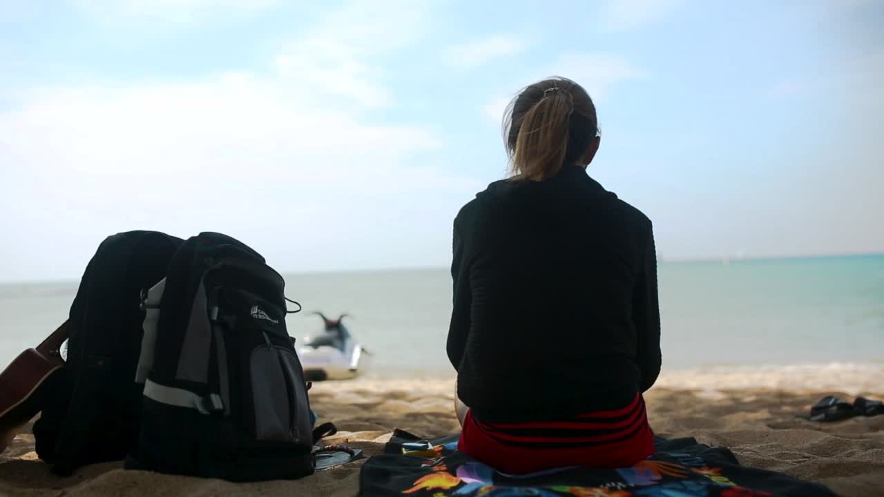 Женщина отдыхает на пляже