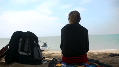 mujer relajándose en la playa