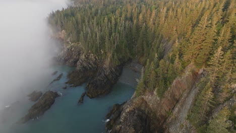 Atemberaubende-Hohe-Luftaufnahmen-Zeigen-Eine-Nebelbank,-Die-Sich-Den-Markanten-Küstenklippen-Von-Maine-Nähert