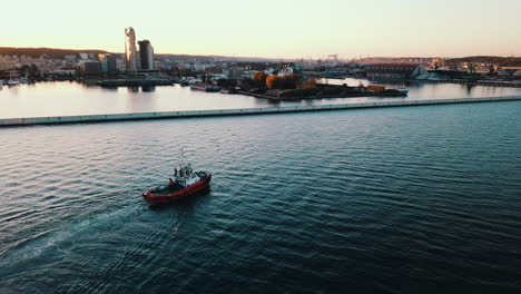 drone volando sobre el barco de pesca navegando en el mar báltico al atardecer en gdynia