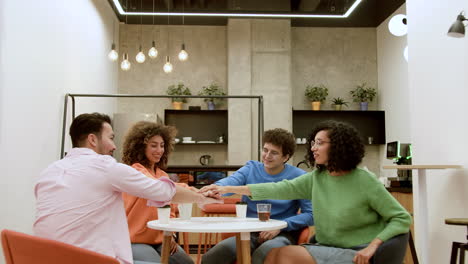 amigos bebiendo en la cafetería