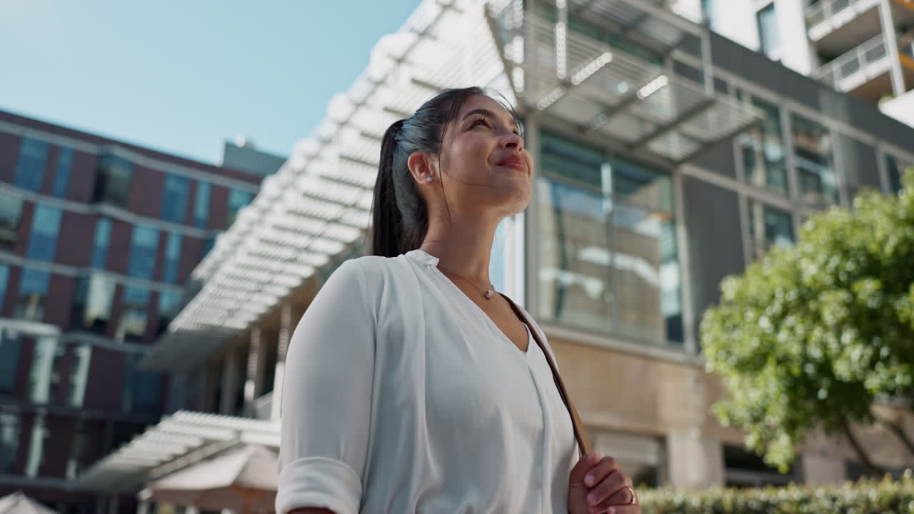 mujer sonriente caminando por la ciudad