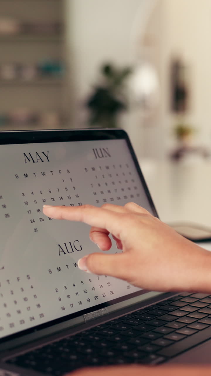 Persona che pianifica un programma sul calendario del portatile e prende appunti