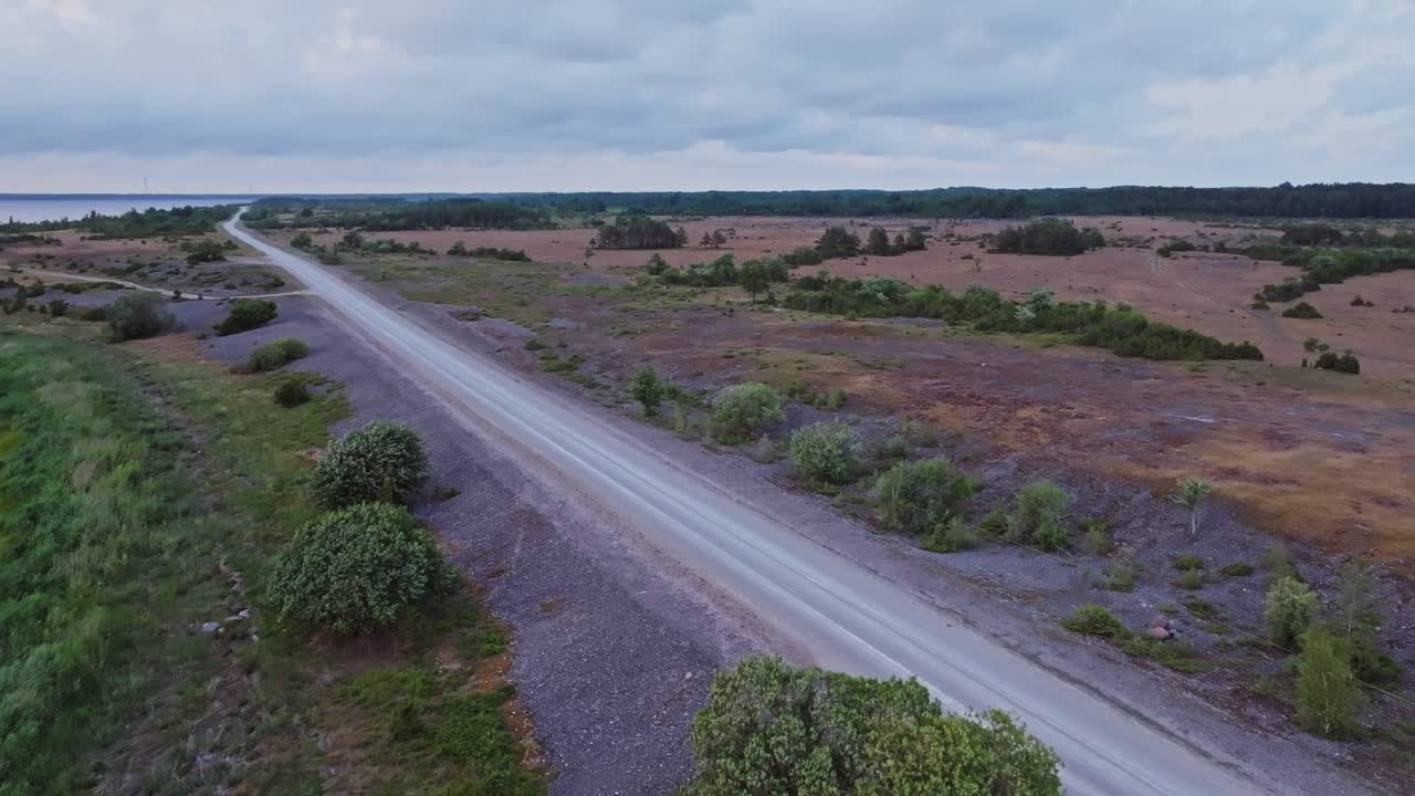 Volando sopra una strada sterrata su un alvar.