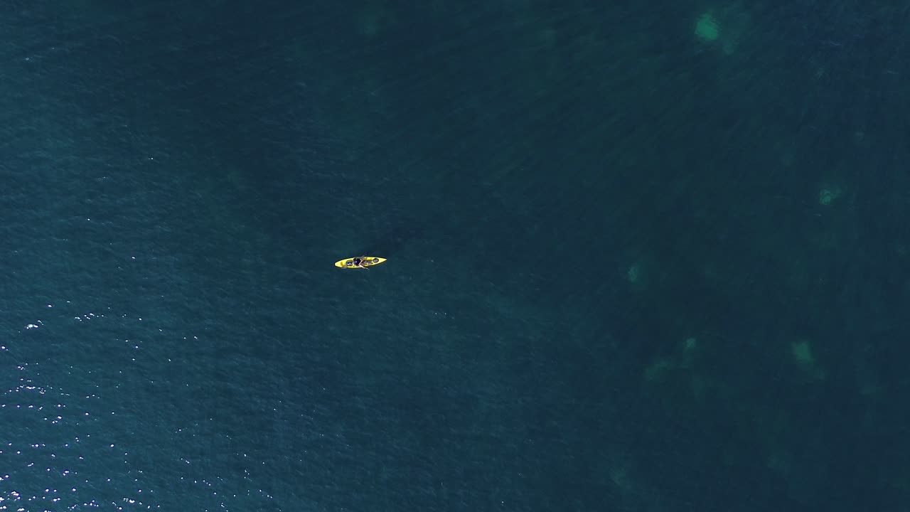 바다 풍경에서 카야크  ⁇ 시, 트롤  ⁇ 시 드론  ⁇ 시의 항공 사진